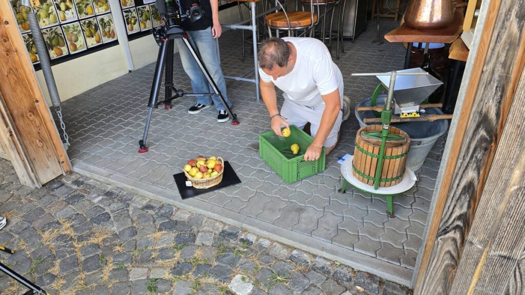Dreh über Birnen mit dem SWR-Fernsehen im Obstparadies Staufen